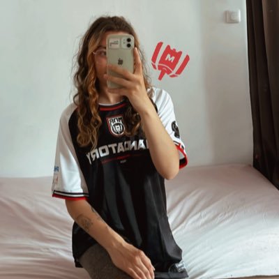 🛡 | Modération : @_Amixem, @JoycaOff, @universdesora & @vs_savez_qui.
🎶 | TØP
🔨 | Supporter de @MandatoryGG 🔨🟥
🔨 | Adhérente et modo des @LesHammers_ ❤️
