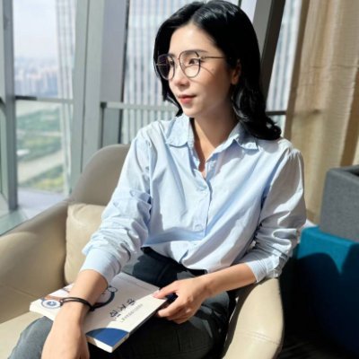 某大学老师,白天讲台上严谨,夜晚却渴望一点小刺激💫 社交达人,生活不止教科书,喜欢成熟稳重的男士,礼貌私信都会回复~