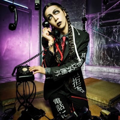 森田です。ドラムを叩きます。蝿が手を擦るのは汚れなどを落としているんです。綺麗好きで素敵だなって思います。