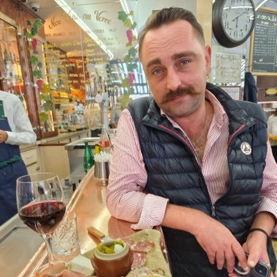 Sommelier , passionné de gastronomie.🍇🍇🍇
Amoureux du terroir.🇨🇵🇨🇵🇨🇵
Quête gastronomique et noblesse gourmande.