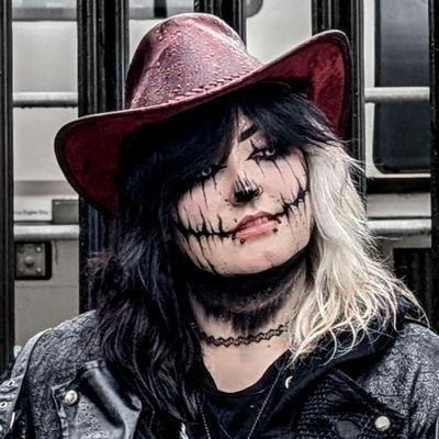 GOTHIC ARTIST🦇 | TWITCH STREAMER 🕷️ | COMMISSIONS OPEN 🌹DM | NSFW ART and goofy Goth posts🕸️ Art page - @easygoingart