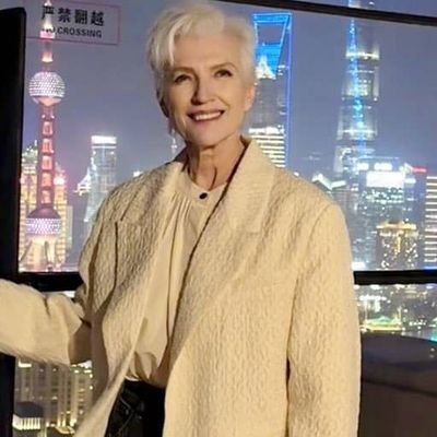 Bestselling International Author of A Woman
Makes
A Plan 📖 Doctor of Dietetics👩🎓
Supermodel😉💃
#ItsGreatToBe76 Manager:
anna@mayemusk.com