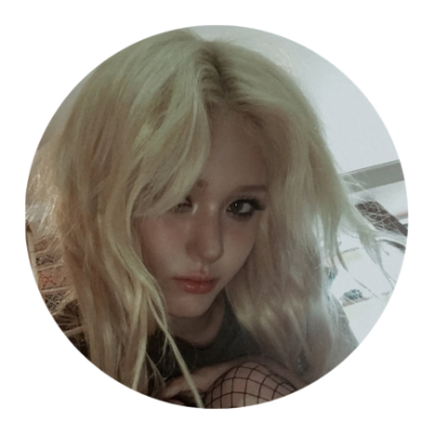 𝖾𝗏𝖾𝗋𝗒𝖽𝖾𝗍𝖺𝗂𝗅𝗈𝖿𝗦𝗢𝗠𝗜(2001)𓍯✦ 𝐇er pinklips,a delicate blush of rose petals, part slightly in a serene, wistful smile𓍼