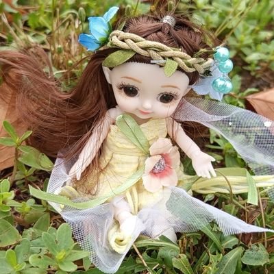 Me encanta pasear por la naturaleza, leer, nadar, escuchar música relajante, pintar y escribir ✍🏻👩🏻🎨🌳📚🎶 Soy bibliotecaria.