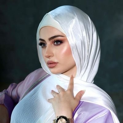 يقولــون
ان الأرواح .. تـزور عشاقهـا
ليلاً
فمـا بـال روحـك ليـس لهـا
مـوعـد!!!
#ثــم ثـلاث عشـرة غيمه
و أنا اعلّـم المطـر اسمـك
و لمـا بـدت عينـاك
ارتعـد الم