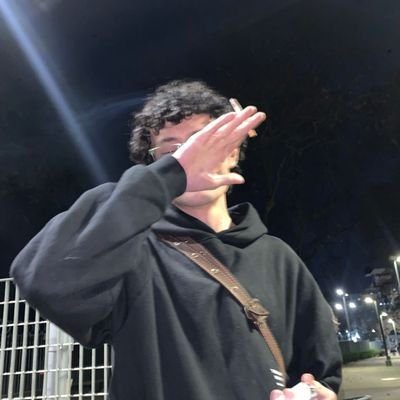 3squiz0IRL's profile picture. IG: 3ZEQUI3L_R305 
Luzbelito sabe que su destino es de soledad
Ve también que los demás
Se dan cuentan de la risa que le da