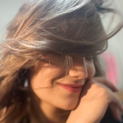 نقاشی و تصویرسازی میکنم، گاهی هم درمورد چیزها مینویسم. گلها،کتابها،قورباغهها و بستنیها رو دوست دارم