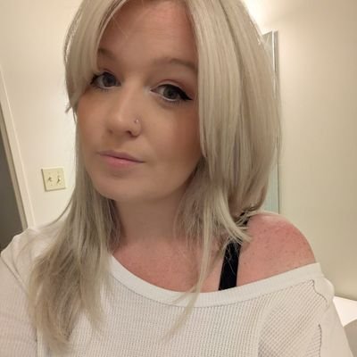 Canadian Twitch Partner & Big Derp
Business Enquiries: msnyxia@gmail.com