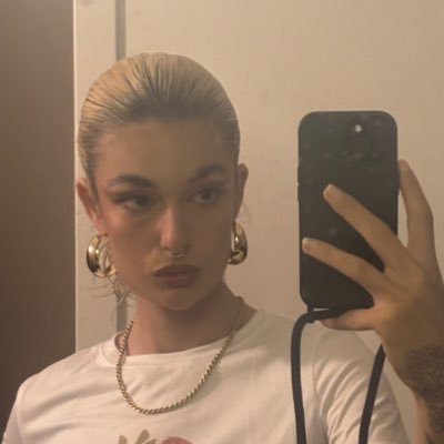 mayux_ontheflux's profile picture. 