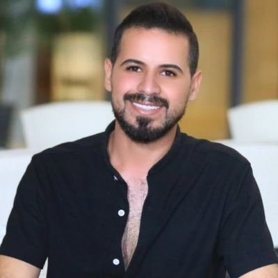 إن أقرب الأشياء للإنسان هي دمعته ،،
وأبعدها هوانه على نفسه .
