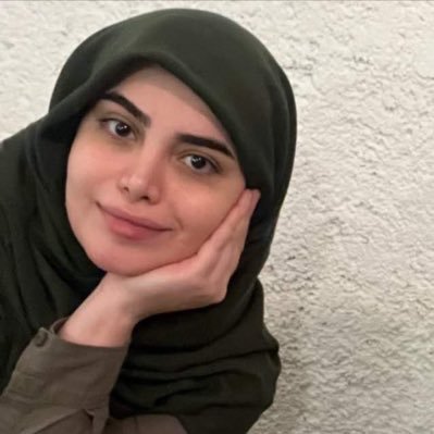 من؟ یکی از بوالیها :) ارحم من ليس له الدنيا و الآخرة...🍃