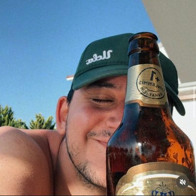 kendi halinde takilan bi user. su akar yolunu bulur.