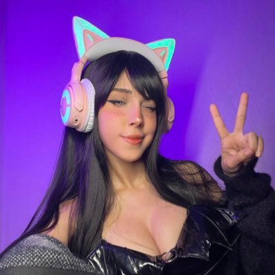 cosplayer e ilustradora 💜 amante de los videojuegos, el flan y los zorritos 🦊💕 contenido exclusivo en mi https://t.co/n27cWxhWlp 😉❤️🔥