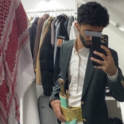يمني من اليمن من صنعاء دكتور جراحه و اطفال ومهندس واستاذ ومهندس وطيار (مدني وعسكري) و رجال اعمال