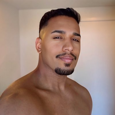 🎓Publicitário (Comunicação social) - 📈Analista de Comex - 👨🏽💻Educador/ Mentor Licenciado (USA) - ✍🏽Escritor - 👨🏼❤️💋👨🏽 Casado