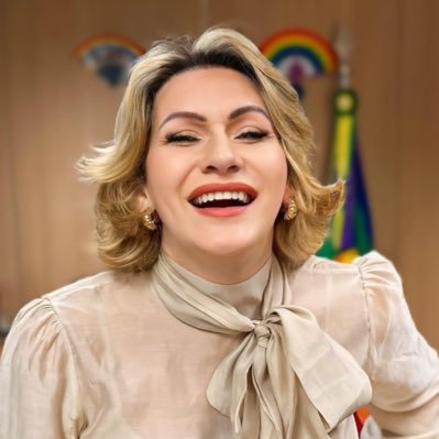 1ª deputada estadual trans de Sergipe, mestra em educação, ativista LGBTQIA+, transfeminista e ex-vereadora mais votada de Aracaju, pelo PSOL. 🔆🏳️⚧️🏳️🌈