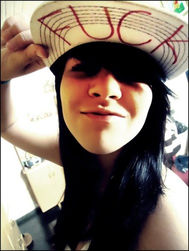 aquela que sonha ter , maais é muito pra vocêe , vou te moorder #nháac 
cliica que é sucesso :* / Meu nome é ana mais todo mundo me chama de nicole.