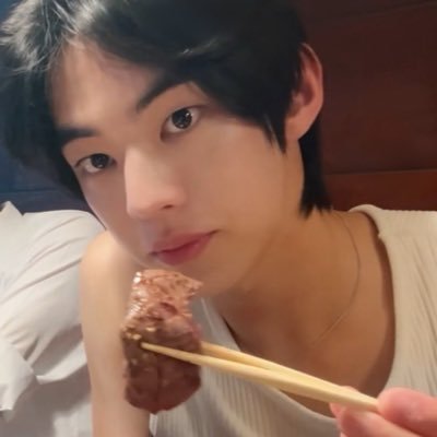 ⊹ ┊ 𝑻𝑾𝑺's ambidextrous king and dance floor gem known for his white aesthetic, 𝐾𝑖𝑚 𝐷𝑜𝒽𝑜𝑜𝑛 is the name.