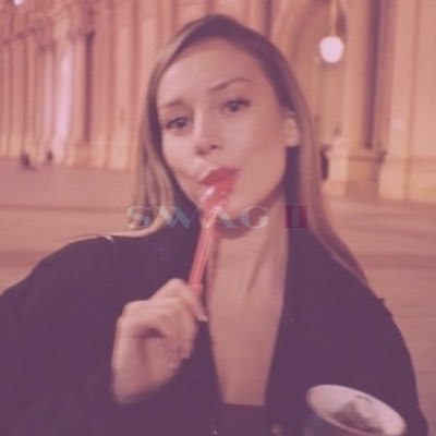 eu, Leona, Kiara e Serafina tomando uma garrafa de champanhe na piscina • fan account