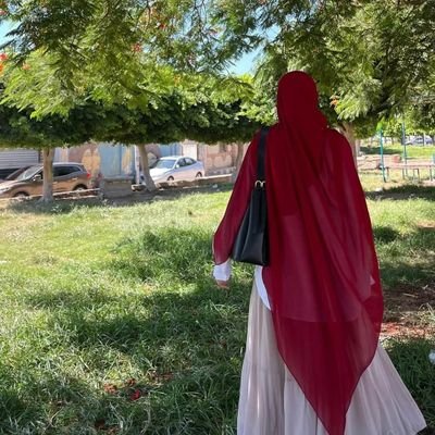 أخصائية تَمريض ، مُسلِمة ، تُحاول ألّا ينطَفِئ فَتيلُ الأملِ بدَاخِلها.'')