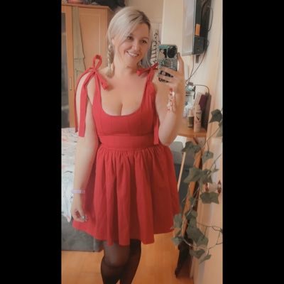 Music loving, gig attending, socialist vegetarian. Usually found talking about the Smiths, the Sound or Echo & the Bunnymen 🎶🏴