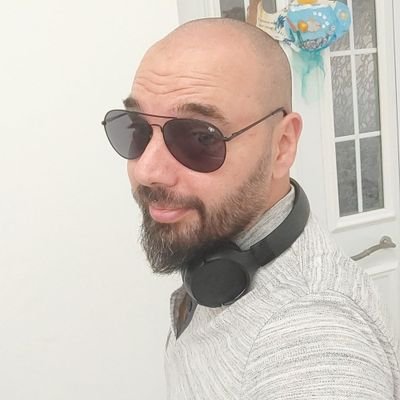 Το πρωί τοπογράφος. Το βράδυ superhero. Μόνος φόβος - γαλατικών προδιαγραφών - μη μου πέσει το Baygon στο κεφάλι.