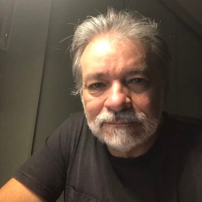 Escrevo coisas sérias e alguns deboches.
Juntei todas as pedras que me atiraram e construí o muro da vizinha da direita.
O da vizinha da esquerda nem tem.