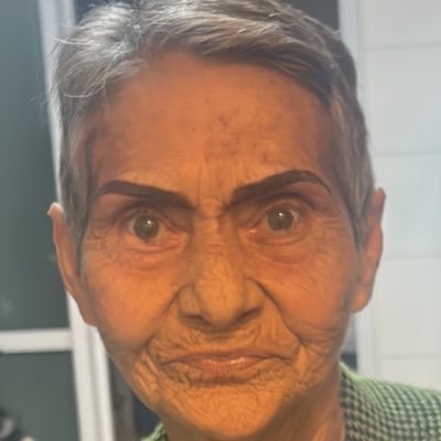 vestibulanda de med, passageira do 5107, belieber, orfa de pai vivo, magra, selenator, swiftie, fã de tvd e crepúsculo, stalker e comunista no tempo vago