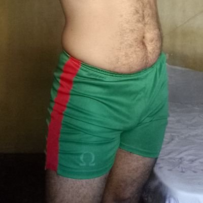 Soy versátil peludo y me gustan Versátiles peludos de 🍑🍆estoy soltero ya sea para relación o culeo que se pueda dar Guayaquil Ecuador 🇪🇨