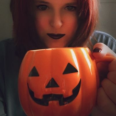 I'm back! Halloween/horror creator🎃Halloween/horror collector🖤👻🦇🕷💀fur mom to Salem🧡🎃🐾🥰over 21k on Instagram🎃over 15k on TikTok🎃
