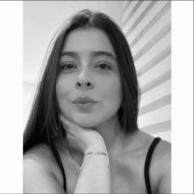 Abogada, especialista en Derecho Constitucional, magíster en Estudios Políticos.