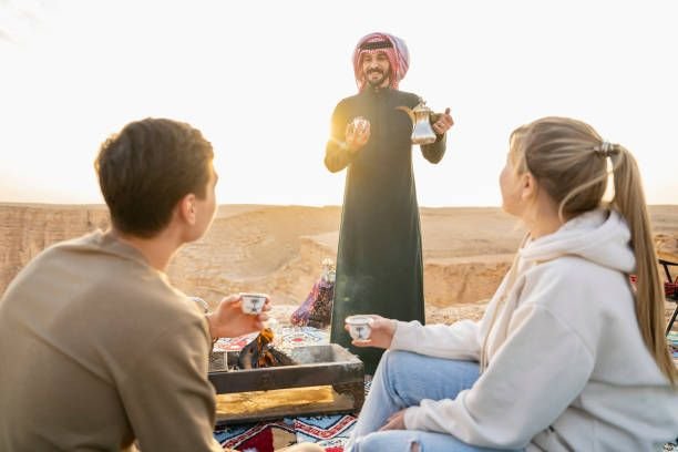 بكت شجوها وهنا وكدت اهيم حماءم ورق صوتهن رخيم تجاوبن اذ حط الصباح لثامه ورق من اليل البهيم اديم فاذريت اسراب