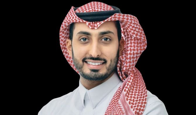 ما علي منجد راي ما اهمه فامتطي ليله وجرد عزمه وسري هاربا من الضيم يعدو غارة بالسري ويغسل وصمه يستنير النجم ال