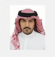 طرقوا نافذته لكنه اطبق اهدابه و اختبا من دموعهم خلف نظارتيه كم يخشي جرح المرايا
