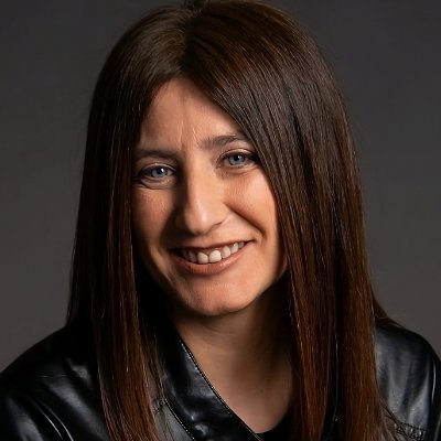 Arqueóloga y escritora. Autora de Las máscaras de Julia (Desperta Ferro) y El rey de Nemi, premio Hislibris 2018 a mejor novela histórica y mejor autor novel.