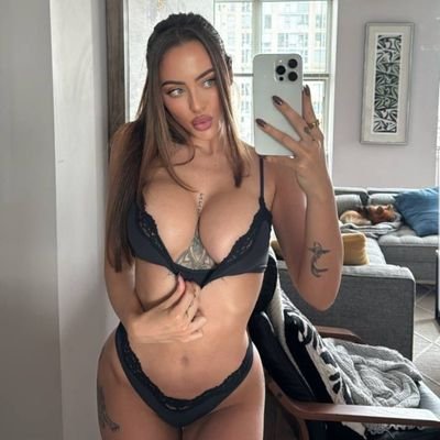 HusVeroniq15094's profile picture. je suis une maîtresse Dreceuse à la recherche d'un esclave 🔥🥵 (sexcam et réel payant.) l'offrande est obligatoire 50€ le VIP et 20€ standard.