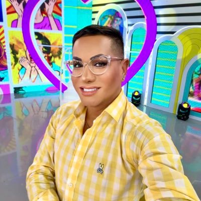 Nací bajo el signo de Escorpio,soñador,trabajador y muy apasionado. Soy estilista y me gusta la moda,adoro hacer amigos y tratar bien a todos.