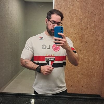 Jornalista, publicitário e marketeiro, músico nas horas vagas. É o bonde do Trikas: Campeão de tudo!