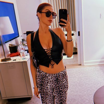 paigesturning's profile picture. don't fight it, just go with the flow.