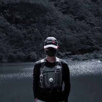 Hanya manusia biasa yang suka melukis, menulis, berkelana dan isengin haters.