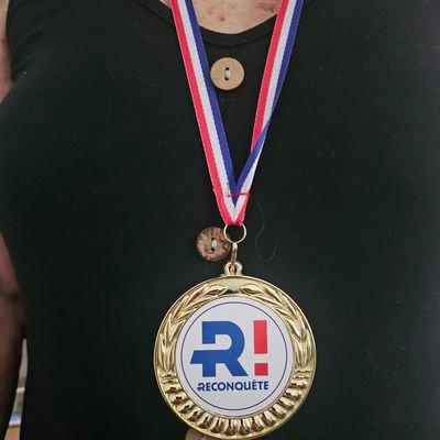 Fière d'avoir reçu des mains d'Eric Zemmour la médaille des 5 meilleurs phoneurs 2025 lors de l'UDT à Orange! Rejoignez-nous et militez avec Reconquête!