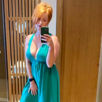 Mama to 3. Professional Prosecco taster & sufferer of Peter Pan syndrome✨Lover of green💚Red by nature🔥