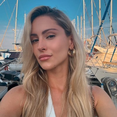 Beauty & fashion, but make it mindful ✨ Pilates, yoga & spa enthusiast (yes, I can nap professionally). Always chasing art, stories & good vibes✨
