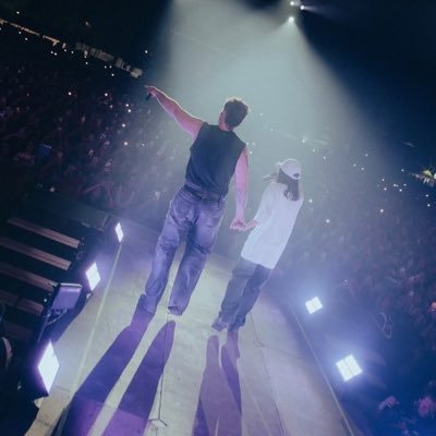 ale_essia's profile picture. Come quando da bambina la guardavo con papà♥️🖤