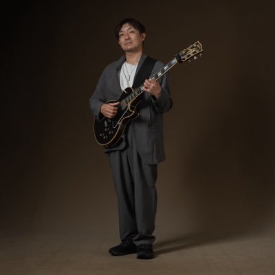 夫婦ユニットSurrey goldのギタリストです。無言フォロー&相互フォロー大歓迎!神戸でライブやってます。偶数月4金には元町でセッション主催しています!観覧希望、演奏依頼などはDMで受け付けてます。エレキ、アコギ、DTM(logic.cubase)レッスン可能です。