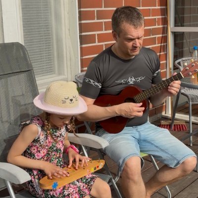 Hi. I'm Aki Villa. A passioned Musician making Templates, creating sounds and songs, playing in a band, doing musical explorations especially with my daughter
