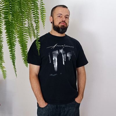 Apreciador de som torto, estranho, e obtuso.