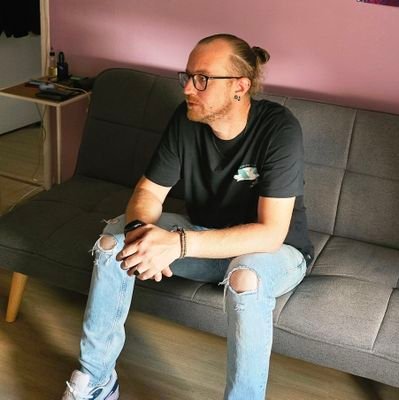 JohannMarsou's profile picture. Avouez que je suis laid,
Comme si dieu m'avait dessiné de la main gauche.
C'est indéniable, de toute les chansons d'amour,
Aucune n'est écrite pour moi. (ADO)