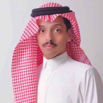 مصمم متخصص في الهويات البصرية والتغليف الإبداعي | مدير إبداعي ومستشار في عدة جهات إبداعية مهتم بالفن، التصميم، وبناء العلامات التجارية