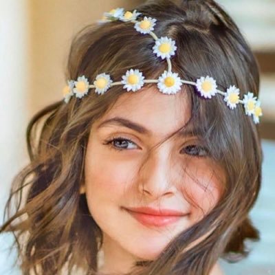 متذوقه للشعر ولازلت اتعلم الشعر ولدت وترعرعت في بيئة شعرية تتسم بالجزاله 💞